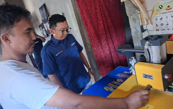 Sablon Digital Risqiprint Sidomulyo Jabung Terima CSR Alat Usaha Rp82 Juta
