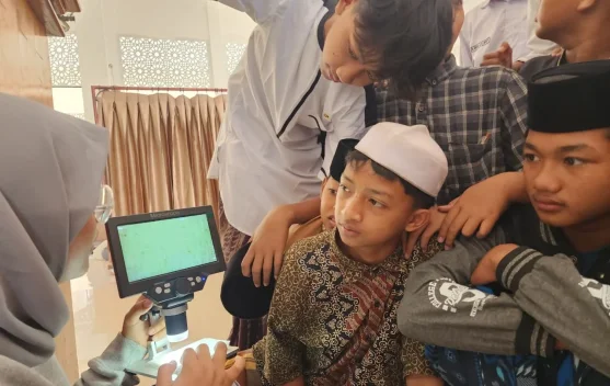 Ratusan Santri Jember Belajar Kelola Sampah dan Buat Eco Enzyme