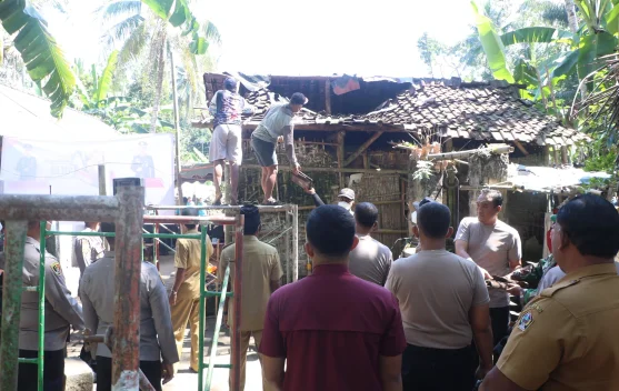Polda Banten Bedah Rumah, Revitalisasi 107 Jembatan, dan Salurkan 10 Ton Beras