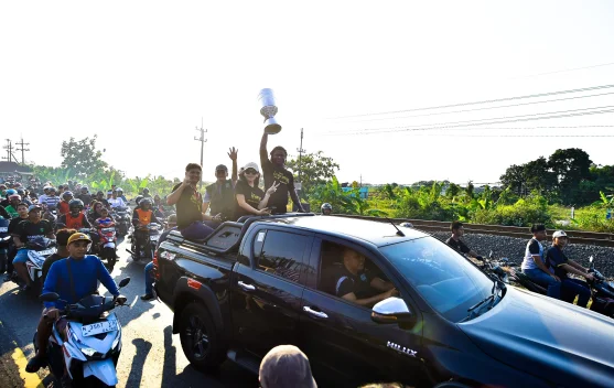 Official, Pemain dan Ribuan Supporter Pasuruan United Konvoi Keliling Bangil
