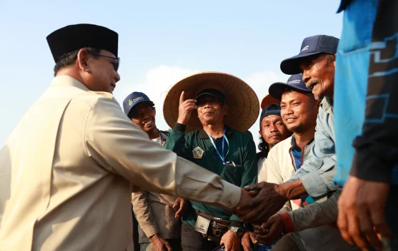 Haru Buruh Tani Lansia Rela Menunggu Prabowo, Titip Harapan Petani Makmur