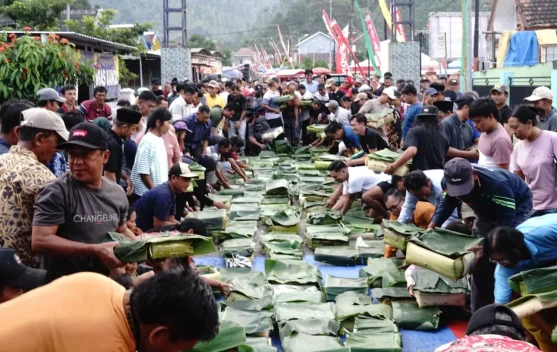 Peringati Hari Jadi ke-94, Desa Pujiharjo Malang Gelar Tradisi Encek-Encek