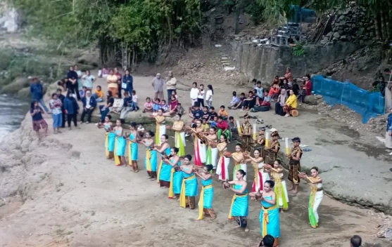 Tari Tirto Wening Gaungkan Pelestarian Kali Brantas