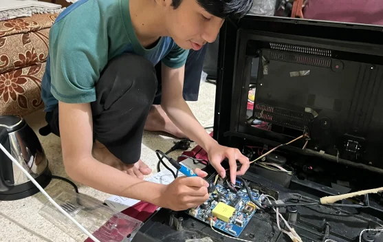 Program Servis Elektronik Mahasiswa UM Dukung Kinerja Kantor Desa Sumberpasir