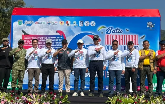 Sensasi Fun Fly Berkostum Unik Warnai Batu International Sport Tourism Festival