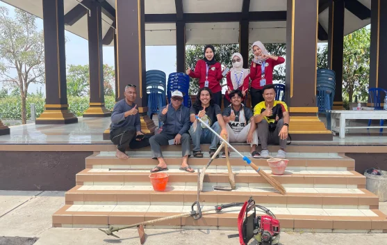 KKN MAs 68 Ubah Pipa Paralon Menjadi Reflektor Jalan di Dusun Kreweh