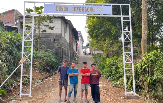 Perkuat Identitas Dusun, KKN MAs 74 Bangun Gapura Jengglong