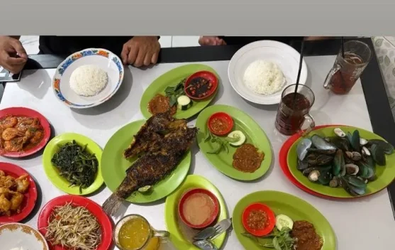 Lalapan Cak Rie Hadirkan Ragam Seafood dengan Bumbu Menggugah Selera