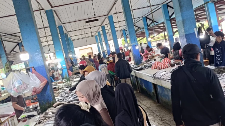 Jelang Ramadan, Pasar Ikan Ramai Dikunjungi Pembeli