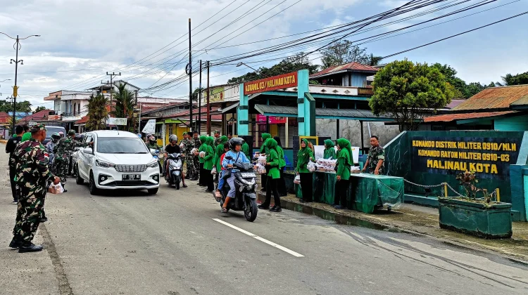 Kodim 0910 Malinau Bagikan Takjil Berbuka Puasa