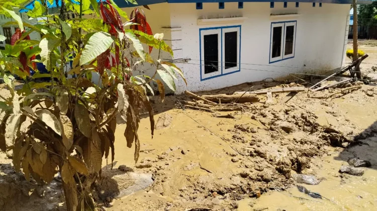 Longsor Hantam Rumah dan Tutup Jalan di Lung Barang