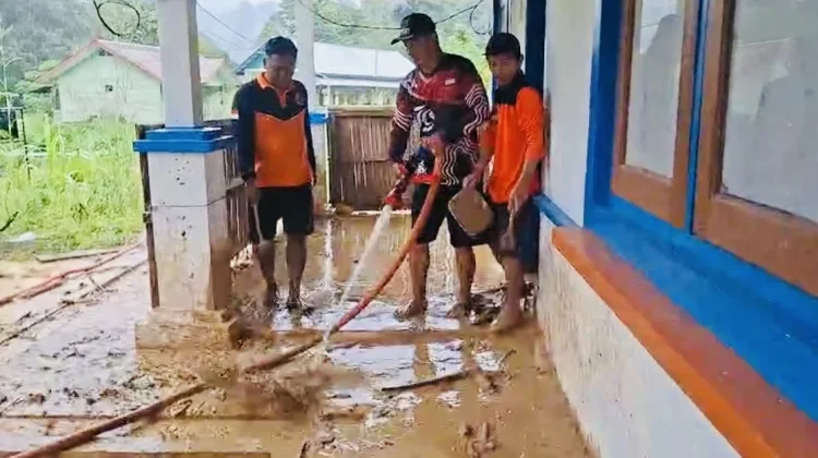 Petugas Dikerahkan Tangani Dampak Tanah Longsor di Lung Barang