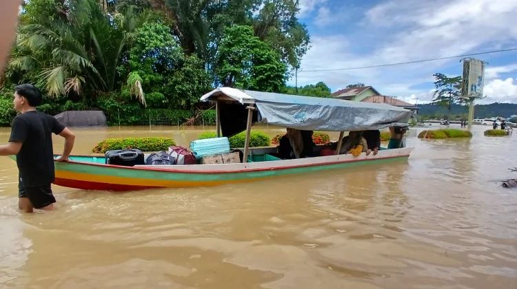 Banjir di Malinau jadi Berkah Pemilik Perahu, Buka Jasa Pengantaran