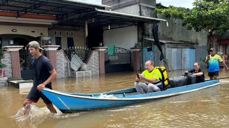 Banjir Rendam Akses Pelabuhan, Warga Manfaatkan Ojek Perahu