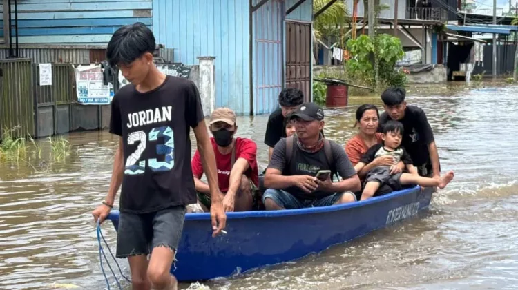 Banjir Rendam Akses Pelabuhan, Warga Manfaatkan Ojek Perahu