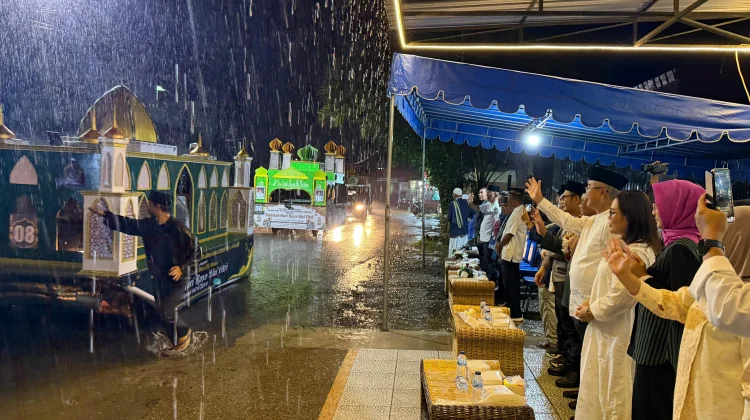 Pawai Gema Takbir Keliling Idul Fitri di Malinau Diguyur Hujan Deras