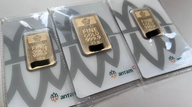 Harga Emas Antam Melemah Rp30 Ribu di Awal Pekan