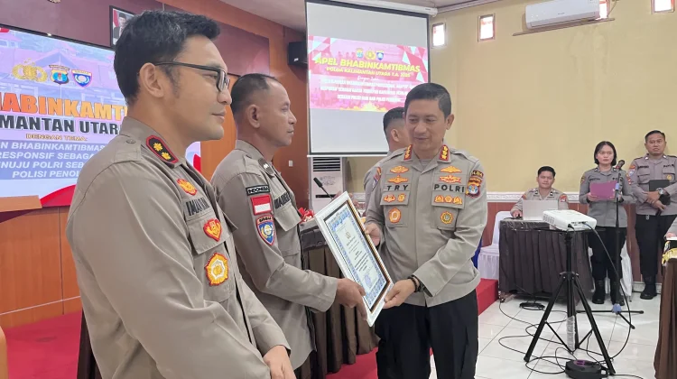 Jaga Wilayah Terpencil, Bhabinkamtibmas Apau Ping Terima Penghargaan