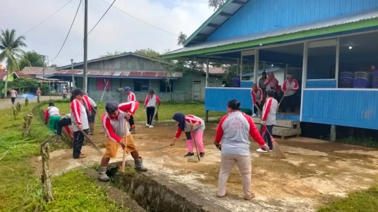 Warga Malinau Utara Turun Tangan Bersihkan Desa
