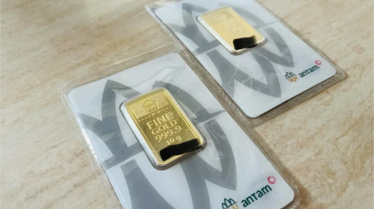Harga Emas Antam Melemah Rp20.000 per Gram Hari Ini