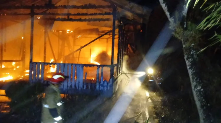 Ditingggal Dinas, Rumah Anggota Satpol PP di Sempayang Hangus Terbakar