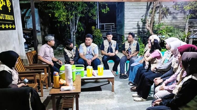 Mahasiswa KKN UBT Pererat Silaturahmi Bersama Ketua RT