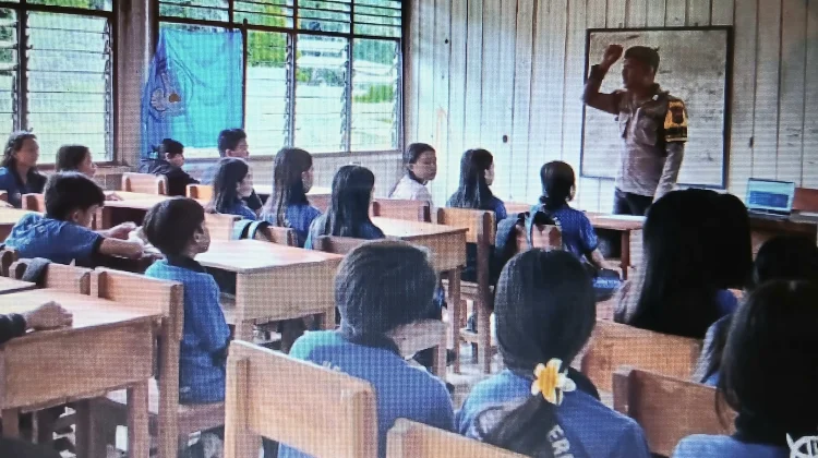 Bripka Rudi, Bhabinkamtibmas Perbatasan hadir di Sekolah Bantu Mengajar Siswa