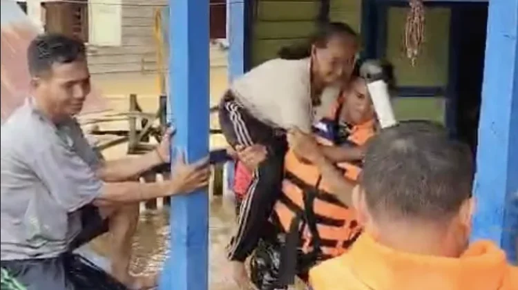 Banjir di Belayan, Petugas Gabungan Evakuasi Dua Lansia