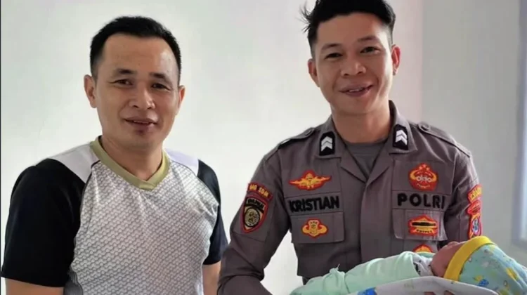 Polisi Bantu Persalinan Darurat, Ibu Asal Krayan Melahirkan di dalam Mobil