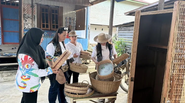 Tinjau Sentra Kerajinan Desa Wisata Pulau Sapi, Dorong UMKM Lokal