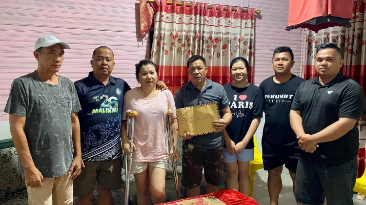 Pemdes Wisata dan Karang Taruna Pulau Sapi Salurkan Bantuan Korban Kebakaran