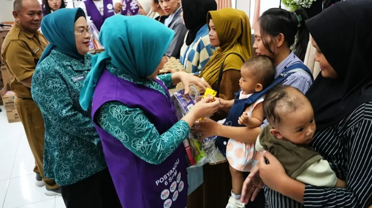 Serahkan 100 Paket Gizi, Rahmawati Ajak Cegah Stunting Bersama