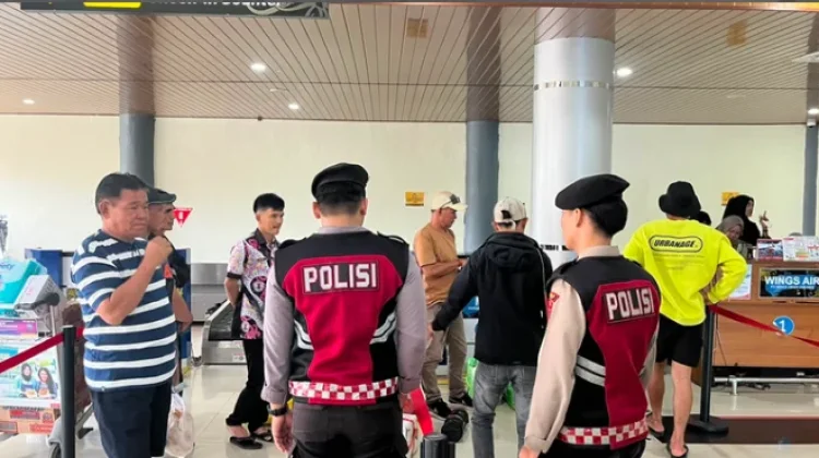 Satsamapta Polres Malinau Sapa Masyarakat  Patroli Objek Vital di Bandara Malinau