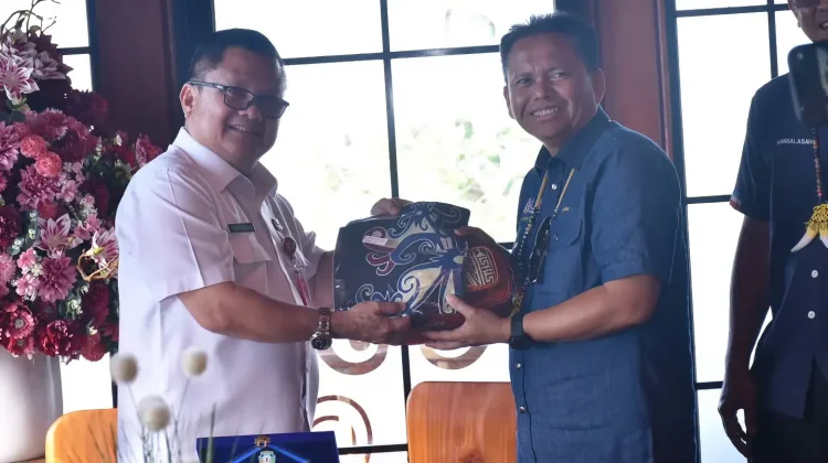 Kerajinan Lokal Jadi Cinderamata Tamu Pemkab