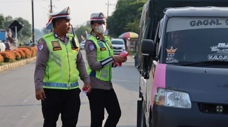 Satlantas Polres Malinau Bagikan Bendera Merah Putih kepada Pengendara