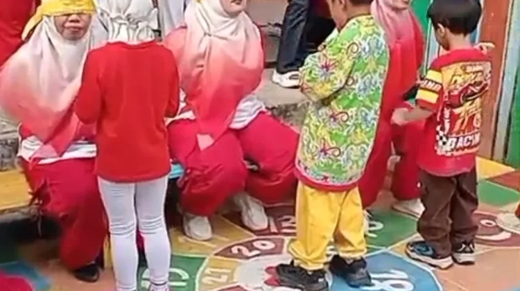 Semarak Kemerdekaan, KB dan TK Al-Hidayah Gelar Lomba Makan Pisang
