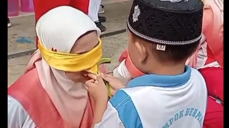 Semarak Kemerdekaan, KB dan TK Al-Hidayah Gelar Lomba Makan Pisang