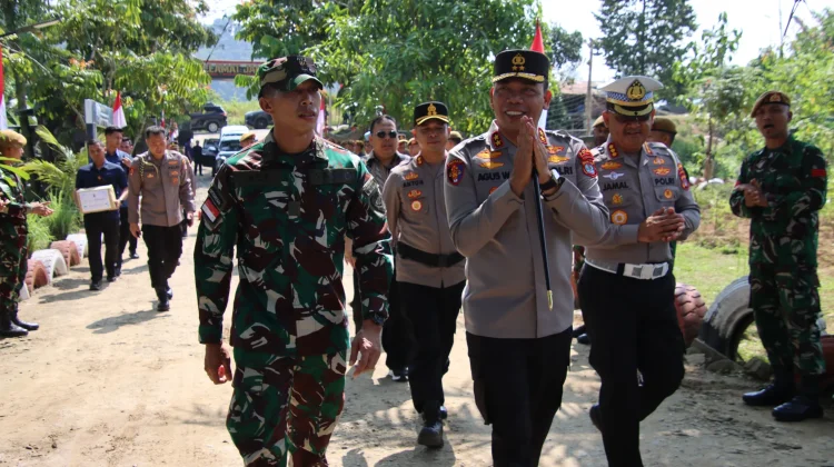 Kapolda Kaltara Serahkan Bantuan untuk Satgas Pamtas di Malinau