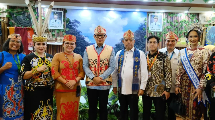 Ketua TP PKK Malinau Promosikan Produk Lokal melalui Busana Adat di APKASI