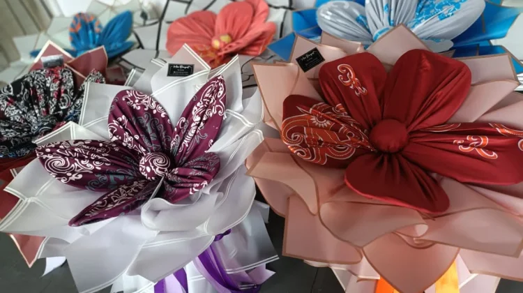 Kain Batik Malinau Disulap Jadi Buket Bunga Estetik