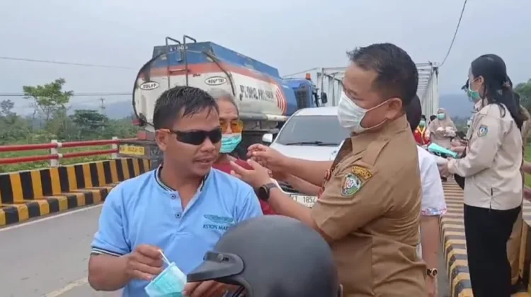 Kabut Asap Serbu Malinau, PMI dan Pemkab Bagikan Masker kepada Pengguna Jalan