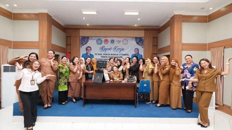 Ketua TP PKK Malinau Gelar Pertemuan Rutin, Pengurus Ikuti Pelatihan Makeup