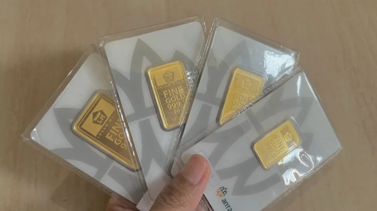 Kembali Terkoreksi, Harga Emas Antam Menyusut Rp10.000 per Gram