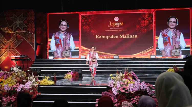 Pakai Busana Karya Lokal, Ketua Dekranasda Malinau Tampil Memukau di Panggung Kriy
