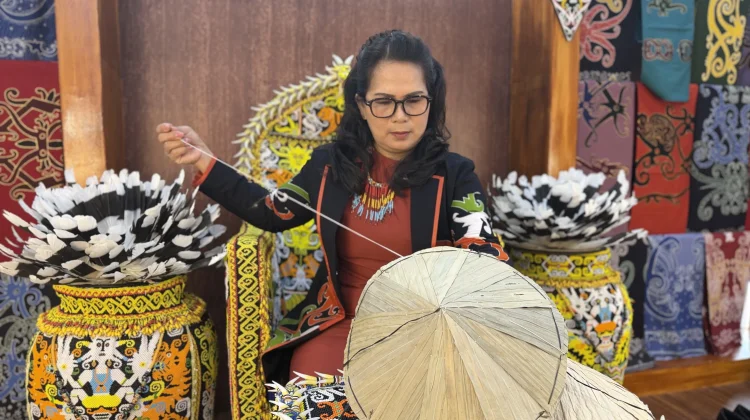 Dekranasda Malinau Tampilkan Kerajinan Lokal dan Demo Pembuatan Saung Dayak