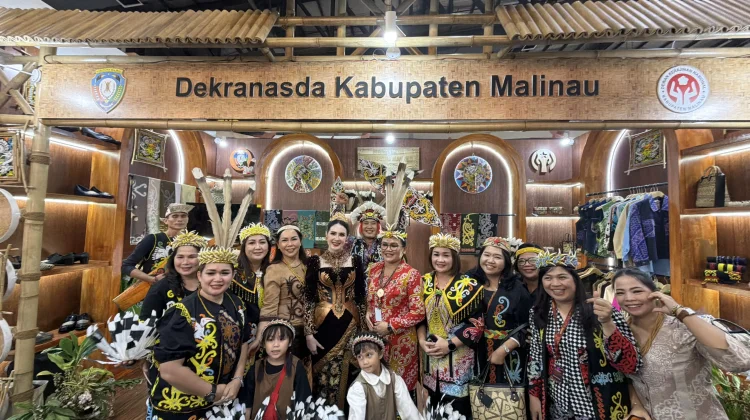 Ketua Dekranasda Jatim Kunjungi Stand Malinau di Kriyanusa 2026