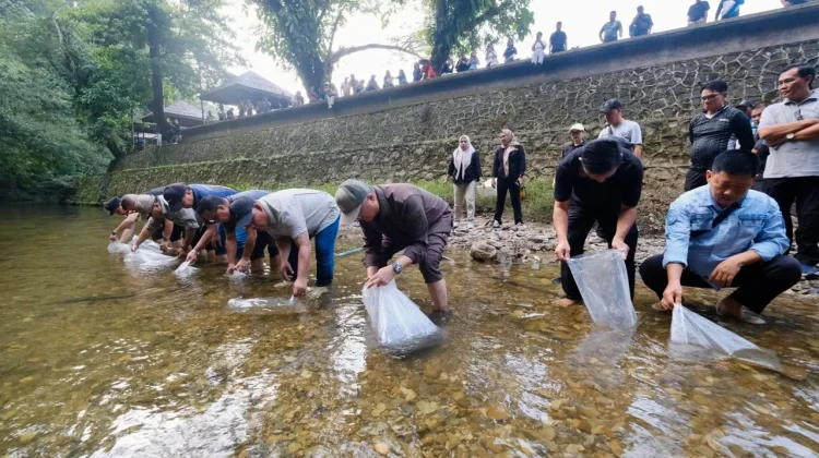 Lepas 7.000 Bibit Ikan di Semolon, Bupati: Jaga Ekosistem agar Jadi Daya Tarik Wisata