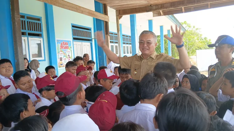 Disambut Antusias Siswa SDN 004 Malinau Kota, Bupati Wempi Diserbu Siswa