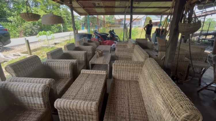Potensi Mebel Rotan Pulau Sapi, Satu Set Dibanderol Mulai Rp5,5 Juta