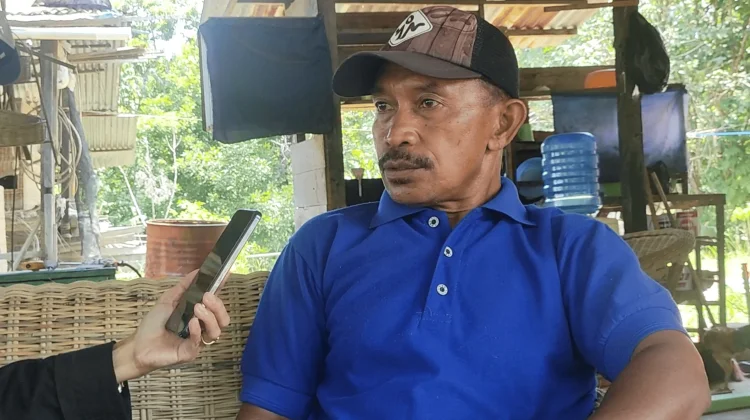 Menemukan Jalan dalam Anyaman Rotan: Kisah Dhoroteus, Pengrajin di Pulau Sapi